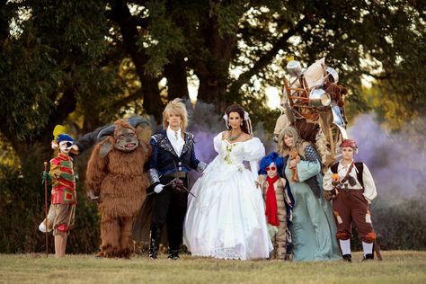 Labyrinth Photoshoot, Easy Diy Family Halloween Costumes, Hufflepuff Wedding, Labyrinth Cosplay, Diy Family Halloween Costumes, Labyrinth Costume, Pun Costumes, Halloween Photo Shoot, Group Costume Ideas