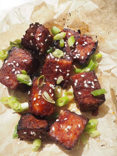 Belly pork style sticky tofu (no 🐷 harmed) — vegetarian, pescatarian & plant based recipes Vegetarian Pork Belly, Tofu Pork Belly, Sticky Tofu, Belly Pork, Sticky Pork, Protein Dinner, Barbeque Sauce, Food Out, Vegan Dinner