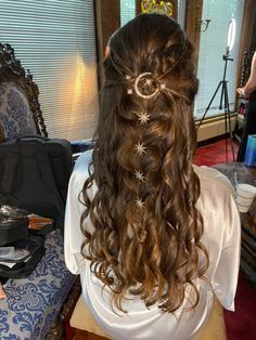 Bridal Hair Down With Extensions, Earthy Wedding Hairstyles, Celestial Hair Piece, Astrology Wedding Dress, Celestial Wedding Hairstyles, Boho Wedding Veil Bohemian Bride, Celestial Wedding Earrings, Wedding Hairstyles Fairy, Star Themed Wedding Dress