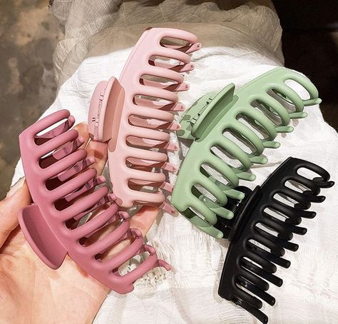 Aesthetic Hairclips, Clips Aesthetic, Hair Clips Aesthetic, Claw Clip Hairstyles, Luxury Headbands, Makeup Hacks Beauty Secrets, Hair Clamps, Clip Hairstyles, Hair Accessories Clips