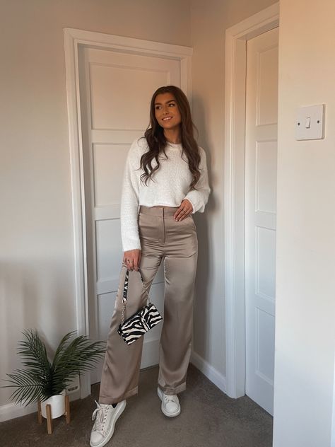 Beige Satin Trousers Outfit, Outfits With Silk Pants, Pants Church Outfit, Silk Cargo Pants Outfit, Satin Pants Outfit Casual, Satin Cargo Pants Outfit, Silk Trousers Outfit, Satin Trousers Outfit, Uni Ootd