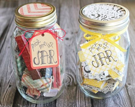 Pick Me Up Jars + Printable List of 50 Positive Quotes and Scriptures 365 Jar, Prayer Jar, Mason Jar Gifts Diy, Quote Jar, Creative Mother's Day Gifts, Kerajinan Diy, Teacher Holiday Gifts, Happy Jar, Coffee Gifts Card