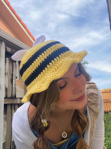 Buxket Hat Crochet, Bee Bucket Hat Crochet, Bee Crochet Hat, Crochet Cute Bucket Hat, Crochet Bucket Hat Designs, Cow Crochet Bucket Hat, Crochet Bee Hat, Cute Bucket Hats Crochet, Gorros Tejidos A Crochet Aesthetic