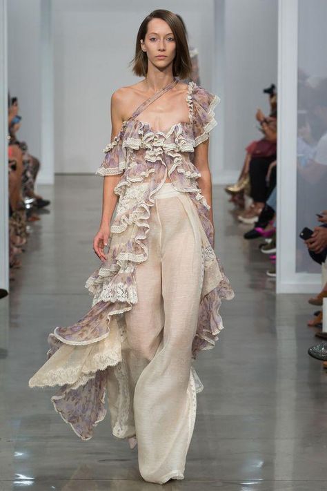 Romantic Ruffles for a Spring Wedding - Style Guide The Lane Vogue Catwalk, Runway 2020, Rok Midi, Sandal Tali, Mode Pop, Fashion Week Trends, Catwalk Models, Fest Outfits, Barbie Mode