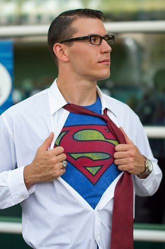 Clark Kent Costume, Kal El, Superman Costumes, Action Comics, Easy Costumes, Mens Halloween Costumes, San Diego Comic Con, Costumes Ideas, Fantasias Halloween