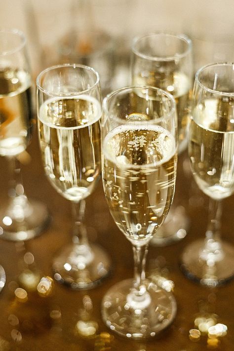 Cheers Champagne Glasses, Champagne Asethic, Glass Of Champagne Aesthetic, Champagne Glass Aesthetic, Champagne Glasses Aesthetic, Champagne Event, Aesthetic Champagne, Champagne Aesthetic, Cheers Champagne