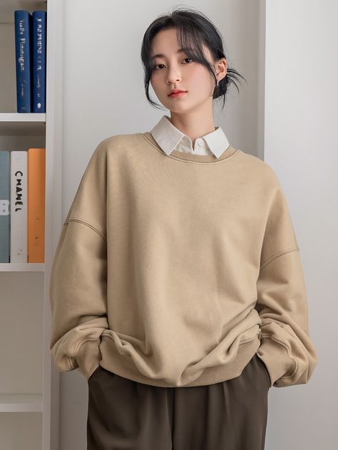 Plain Sweatshirt Outfit Aesthetic, Khaki Sweatshirt Outfit, Women Sweatshirts Outfits Casual, Sweatshirt Over Collared Shirt Outfit, How To Style Sweatshirts Women, Styling Sweatshirts Women, Sweat Shirt Outfits Women, Clothing Styles Korean, Plain Sweatshirt Outfit