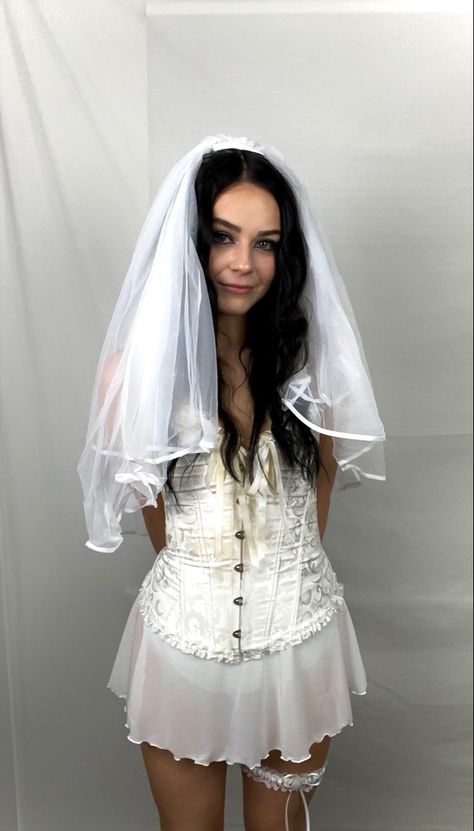 Women’s halloween costume ideas for 2024 - chucky’s bride #halloween #costume #chucky #fashion Bride Costume Ideas, Chuckys Bride Costume, Halloween Costume Chucky, Bride Halloween Costume, Bride Of Chucky Costume, Halloween Bride Costumes, Bride Halloween, Chucky Costume, Vampire Bride