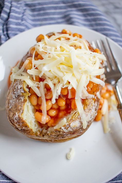 Jacket Potatoes with Beans | This classic British meal is an easy to prepare dinner. Jacket Potato And Beans, Jacket Potato Recipe, Jacket Potatoes, British Cooking, Potato Dinner, Jacket Potato, God Mad, English Food, British Food