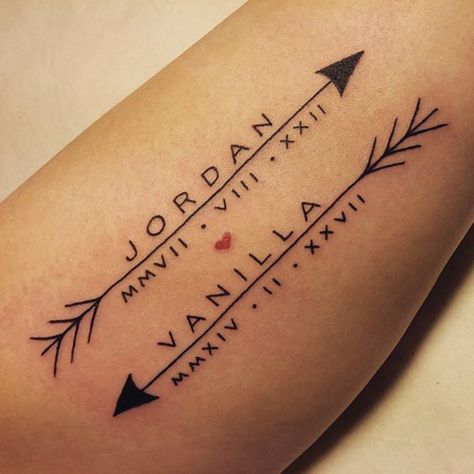 tatuajes para parejas, los nombres de la pareja con la fecha , pequeño corazón, flechas Tato Nama, Name Tattoos For Moms, Kid Name Tattoo, Baby Name Tattoos, Roman Numeral Tattoos, Date Tattoos, Tattoos With Kids Names, Men Tattoos, Arrow Tattoo