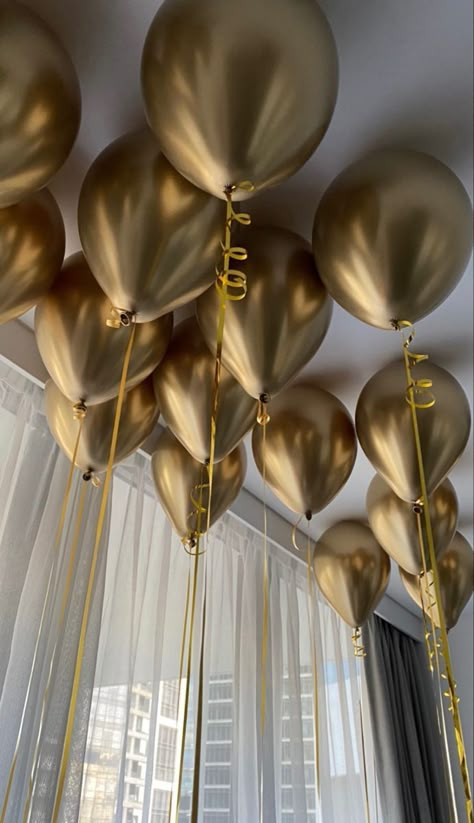 Gold 17 Balloons, 24th Golden Birthday Ideas, Golden Party Aesthetic, Golden Birthday Aesthetic, Gold Birthday Aesthetic, Gold Party Aesthetic, Birthday Balloons Aesthetic, Golden Birthday Decor, Golden Theme Party