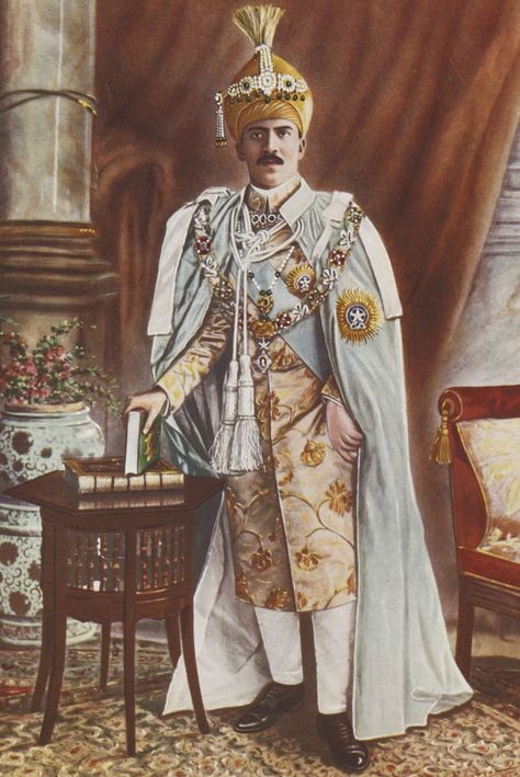 King Outfits Royal, Nizam Of Hyderabad, Gatsby Party Dress, Colonial India, Royal Indian, King Outfit, Vintage India, Richest In The World, Ancient India