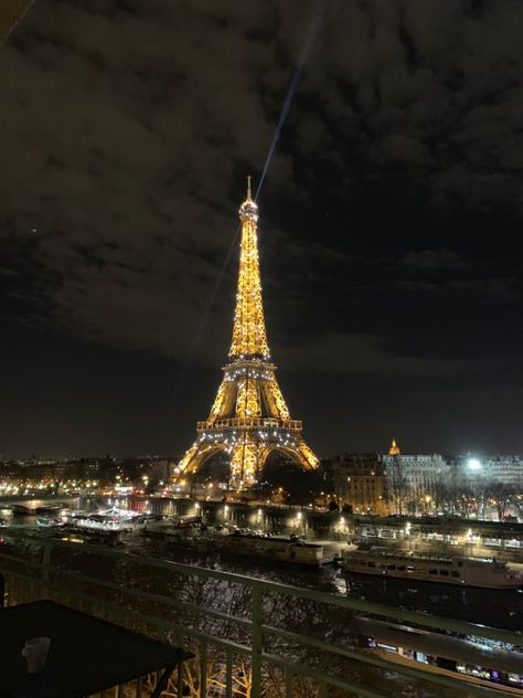 Paris 90s Aesthetic, Annacore Vibe, Europe At Night, The Effiel Tower, Paris Pics, Europe By Train, Europe Pics, Eiffel Tower At Night, Paris Dream