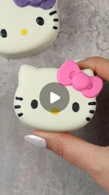 Hello Kitty Cake Halloween, Hello Kitty Treats Diy, Hello Kitty Mold, Hello Kitty Chocolate Covered Oreos, Hello Kitty Treats Sweets, Hello Kitty Dessert Table Ideas, Hello Kitty Cakepops, Hello Kitty Baby Shower Cake, Hello Kitty Rice Crispy Treats