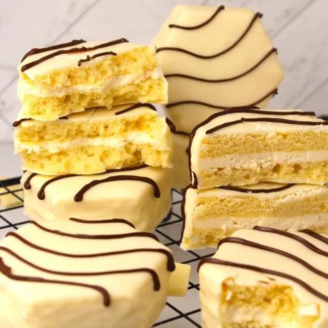 Copycat Zebra Cakes Zebra Cakes Recipe, Copycat Zebra Cakes, Homemade Zebra Cakes Recipe, Zebra Cakes Little Debbie, Homemade Zebra Cakes, Gigi Cupcakes Copycat Cake Recipes, Homemade Snack Cakes, Copycat Little Debbie Recipes, Homemade Little Debbie Snacks