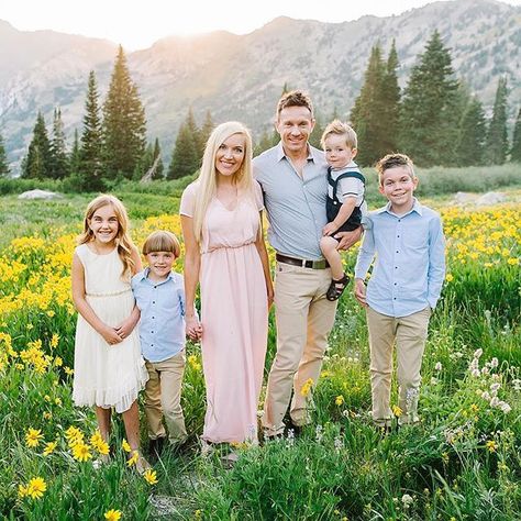 Family Pictures Outside Summer, Family Easter Pictures, Summer Family Picture Outfits, Family Pictures Summer, Spring Family Pictures Outfits, Spring Family Photos, Spring Family Pictures, Family Photography Outfits, Family Photoshoot Ideas