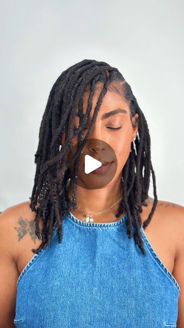 Maiya Pilar on Instagram: "Finally! 🙌🏾

Honestly, I could have gone for longer but 6 months was a really good run! What’s the longest you’ve gone in between retwists?🤔

I make sure to implement a few things in the mean time in between time-
1. I ALWAYS pop my locs/separate my roots after every shampoo AND in between shampoos as well when I hydrate my roots & locs (which leads me to # 2👇🏾).
2. I hydrate 💦 my roots & locs regularly with rose water, a light leave-in condish & good quality oils so that I can reduce breakage where my new growth & locs meet.
3. Even though I style my locs for content purposes, I’m super low maintenance irl & I don’t typically wear my locs in extravagant styles. This helps to cut down on unnecessary tension & breakage.
4. I ALWAYS sleep with my locs covered Locs Front View, Loc Length Chart, How To Thicken Locs, No Retwist Loc Styles For Women Long, Locs Cut In A Bob, Locs Side Part, Flat Locs, Low Density Locs, Low Tension Loc Styles