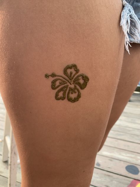 Mini Henna Tattoo Ideas, Hena Design Simple Easy Aesthetic, Trendy Henna Designs 2024, Henna Placement Ideas, Beach Henna Tattoos Summer, Whale Shark Henna, Thigh Henna Tattoo Simple, Henna Designs Beach Theme, Henna Starfish