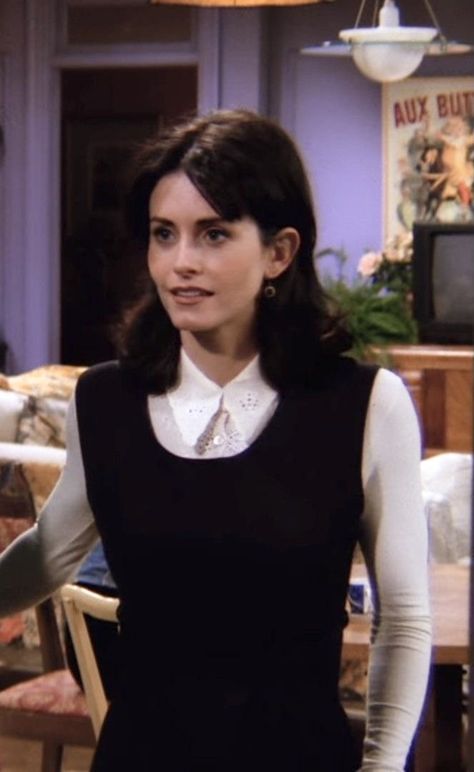 #friends Monica Geller Style, Monica Geller Outfits, Monica Friends, 90s Beauty, Monica Gellar, 90’s Outfits, 90s Inspired Outfits, Monica Geller, 90s Fashion Outfits