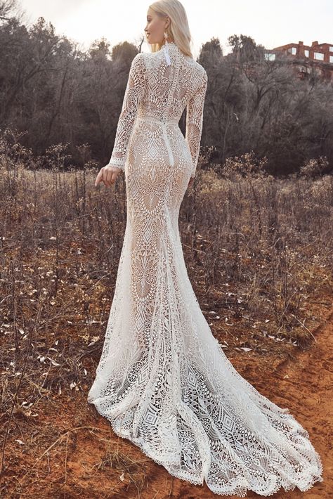 Look like a vixen in this stunning vintage-inspired wedding dress. Featuring boho lace, a sophisticated high neckline, long sleeves and pearl accents, this gown oozes effortless femininity. Full Sleeve Long Dress, Long Sleeve Mermaid Wedding Dress, Piano Design, Styl Boho, Lace Wedding Dress, Short Wedding Dress, Bridal Lace, Embroidered Lace, Mermaid Wedding