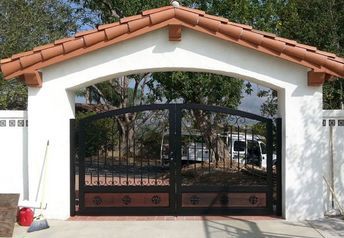 Eco Cottage, Fence Wall Design, Houses In Mexico, Hacienda Style Homes, House Main Gates Design, Gate Designs, Farm Gate, Mexico House, Front Gate Design