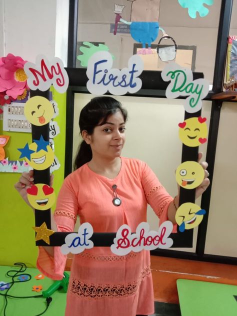 Creative Classroom Ideas Preschool, Class Room Activity For Students, Welcome Board Decoration Ideas School Preschool, Welcome Craft Ideas, Play Group Class Decoration Ideas, Admission Open Board Decoration, Lkg Class Decoration Ideas, Playgroup Class Decoration, Ukg Class Decoration Ideas