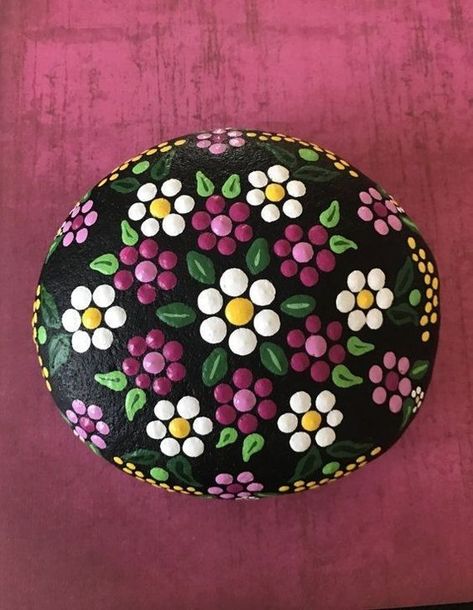 Mandala Painted Rocks, Diy Rock Art, Art Pierre, Mandala Rock Art, Stone Art Painting, Painted Rocks Craft, Painted Rocks Diy, Rock Painting Ideas Easy, Rock Painting Patterns