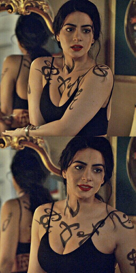 Isabelle Lightwood on episode 3x20 #Shadowhunters Isabelle Lightwood Necklace, Izzy Shadowhunters Outfit, Isabel Lightwood Outfit, Shadow Hunters Isabelle, Isabelle Lightwood Outfit, Shadowhunters Runes, Isabella Lightwood, Disfarces Halloween, Izzy Lightwood