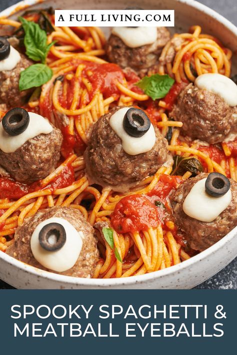 Halloween Food Spagetti, Halloween Party Soup Ideas, Spaghetti And Eyeballs Recipe, Eyeball Pasta Halloween, Halloween Themed Italian Food, Spagetti Halloween, Meatball Halloween Food, Halloween Dinner Main Course, Halloween Chilli Ideas