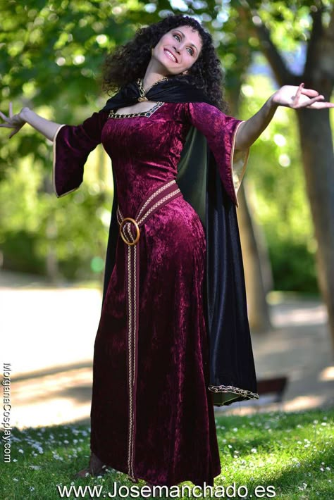 Mother Gothel Cosplay, Mother Gothel, Rapunzel Cosplay, Costume Carnaval, Villain Costumes, Idee Cosplay, Disney Cosplay, Cosplay Characters, Disney Costumes