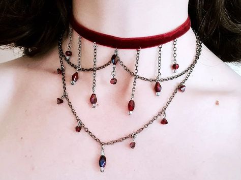 The vampire choker is made of velvet ribbon and crystal beads. The size of the choker allows a variation of 4 cm due to the clasp.😈 Vampire Choker, Diy Choker Necklace, Vampire Necklace, Vampire Gothic, Vampire Jewelry, Diy Choker, Red Gothic, Velvet Choker Necklaces, Pretty Jewelry Necklaces