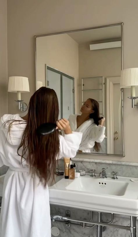 Hair Care Routine Aesthetic, Model Off Duty Makeup, Soft Life Era, Modest Street Fashion, A Soft Life, Clean Lifestyle, Clean Girl Aesthetic, Soft Life, Healthy Girl