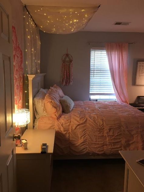 Room Ideas Teengirl, Girls Bedroom With Lights, Twinkle Lights Girls Bedroom, Bedroom Twinkle Light Ideas, Waterfall Lights Bedroom, Fair Lights Bedroom, Twinkle Lights Bedroom Ideas, Decorative Lights In Bedroom, Bedroom Ideas Cozy Relaxing