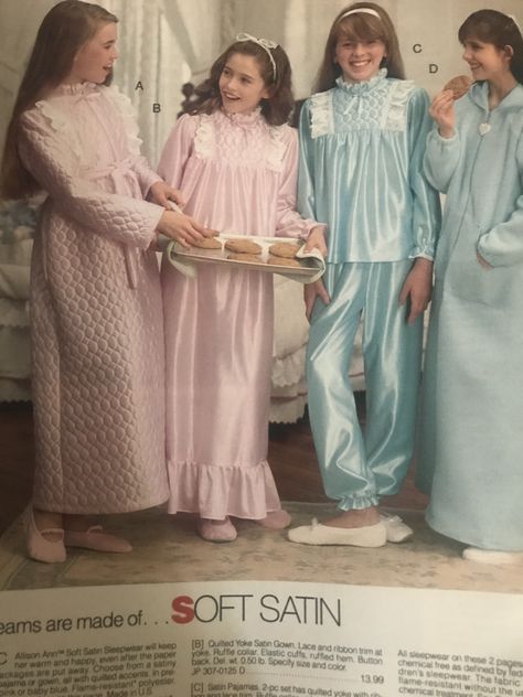 Retro Pyjamas, Withering Heights, Vintage Pjs, Vintage Winter Fashion, Pajamas Vintage, Vintage Family Photos, Vintage Sleepwear, Childrens Pyjamas, Vintage Pajamas