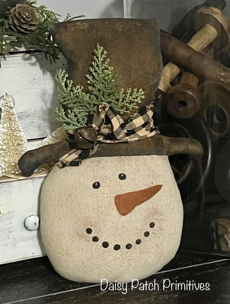 Prim Christmas Crafts, Snowman Bowl Fillers, Prim Christmas Decor, Primitive Christmas Wreaths, Primitive Christmas Crafts Diy, Primitive Christmas Patterns, Free Primitive Patterns, Easy Primitive Crafts, Primitive Christmas Decorating Ideas