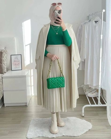 Winter Outfit 2023, Clothes Modest, Hijabi Outfit, Winter Dress, Midi Skirts, Modest Fashion Outfits, Pleated Skirt, Winter Outfits, Tights