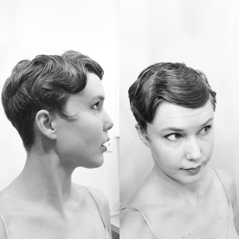 1920s finger curls for short hair, nearly successful anyway :/ Vintage Pin Curls Short Hair, 1920s Waves Short Hair, Flapper Finger Waves, 20s Finger Waves Short Hair, Spit Curls 1920s, Short 20s Hairstyles, 1920 Hairstyles For Short Hair, Flapper Short Hair, 1920 Pixie Hair