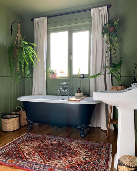 Green Bathroom Decor Ideas, Witchy Bathroom, Country Style Architecture, Lime Green Walls, Small Bathroom Decor Ideas, Mint Green Walls, Green Bathroom Decor, Small Bathroom Organization, Decorating Bathroom