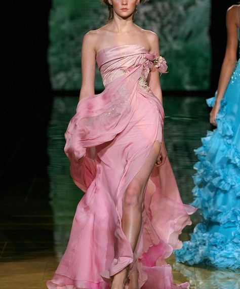 Elie Saab 2006, 00s Mode, Tout Rose, 90s Runway Fashion, Runway Fashion Couture, Runway Outfits, Paris Mode, Claudia Schiffer, Runway Dresses