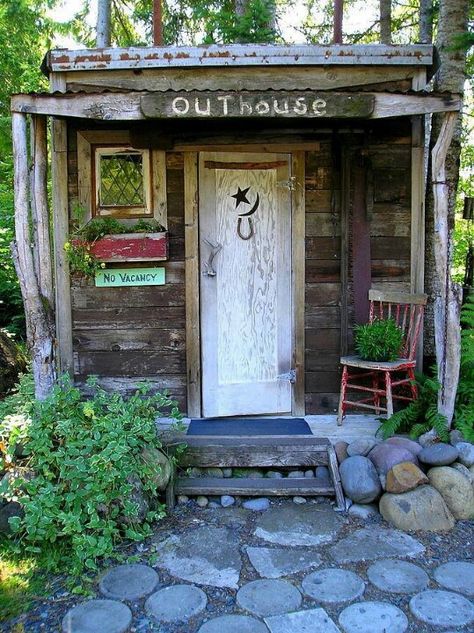 Outhouse Outhouse Shed, Building An Outhouse, Outhouse Bathroom, Out Houses, Outdoor Bathroom Design, Outdoor Toilet, Outdoor Bath, Casa Vintage, Potting Sheds