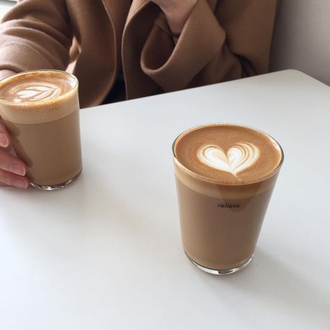 ✧ pin | bellaxlovee ✧ Coffee Shop Aesthetic, Chocolate Caliente, Coffee Girl, Aesthetic Coffee, Coffee Is Life, But First Coffee, Coffee Latte, Coffee Cafe, Coffee Love