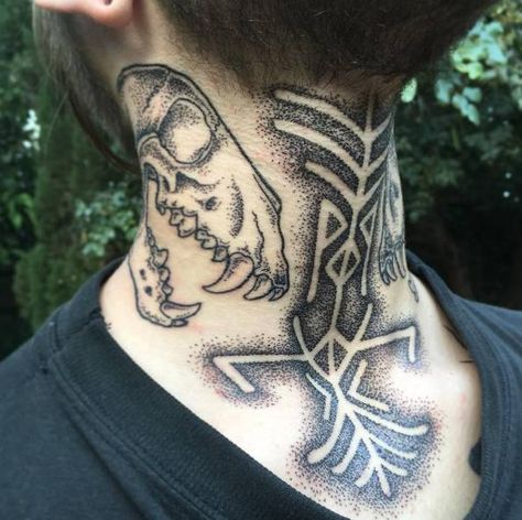 Hals Tattoo, Hals Tattoo Mann, Viking Rune Tattoo, Pagan Tattoo, Scandinavian Tattoo, Viking Tattoo Sleeve, Masculine Tattoos, Tattoo Neck, Wolf Tattoo Sleeve