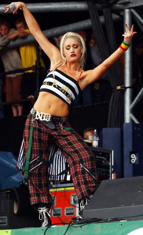 puregwenstefani Gwen Stefani 2000s, Gwen Stefani 90s, Gwen Stefani No Doubt, London Hair, Gwen Stefani Style, Colour Hair, Bleach London, Concert Outfit Ideas, Hair Dyes