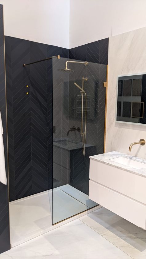 Black White And Gold Bathroom Modern, 5 X 8 Bathroom Design Modern, Marble Shower Pan, Hotel Style Bathroom Luxury, All Black Tile Bathroom, Dark En Suite, Modern Black And Gold Bathroom, Panelling Bathroom Ideas, Black Gold Marble Bathroom