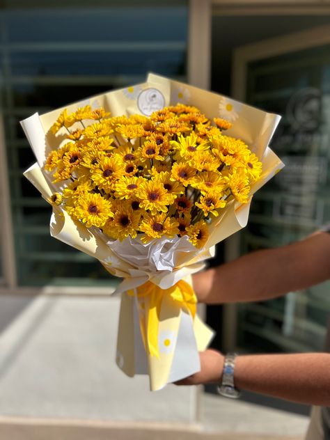 Bouquet de margaritas para llenar de amarillo💛🌼 Yellow Bouquet Flowers, Roses Bouquet Gift, Diy Bouquet Wrap, Yellow Bouquets, Boquette Flowers, Flowers Yellow, Bouquet Wrap, Beautiful Bouquet Of Flowers, Diy Bouquet