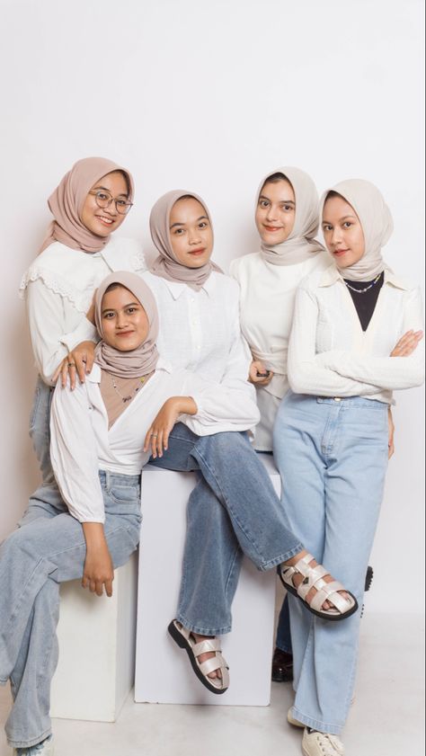 Group Photo Ideas 5 People, Foto Studio Grup Teman Hijab Casual, Earth Tone Photoshoot, Poto Studio, Group Photo Poses, Ideas Pose, Sisters Photoshoot Poses, Studio Photoshoot Ideas, Friendship Photoshoot