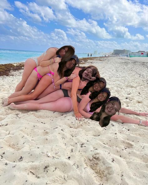 i just wanted to use the song ngl Group Beach Photos Friends Picture Ideas, Beach Poses Friends Group, Blondes At The Beach, Group Beach Pictures Friends Ideas, Senior Beach Trip, Senior Trip Aesthetic, Beach Day Photos, Senior Week Beach, Beach Group Photo Ideas