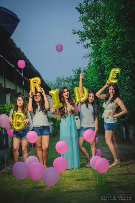 Party Photo Ideas, Bachelorette Party Photo, Bridesmaid Poses, Bridesmaid Photoshoot, Indian Wedding Photography Couples, Bridal Photography Poses, Pre Wedding Photoshoot Outdoor, Trendy Bride, Desi Wedding Decor