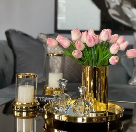 Modern Coffee Table Styling, Gold Flower Vase, Glam Livingroom, Dark Brown Couch Living Room, Luxury Apartment Decor, Coffee Table Flowers, Coffee Table Decor Ideas, Colorful Room Decor, Table Centerpieces For Home