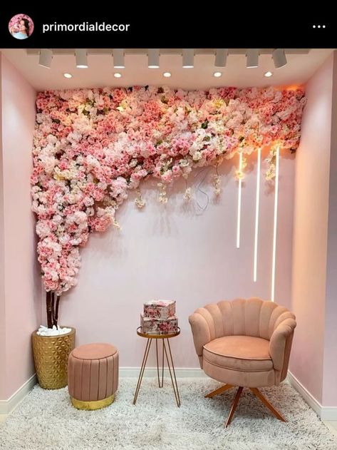 Pink Flowers Home Decor, Floral Salon Decor, Makeup Studio Design Ideas, Garage Esthetician Room, Accent Wall Salon, Content Wall Ideas, Salon Accent Wall Ideas, Makeup Suite Decor, Flower Wall Living Room